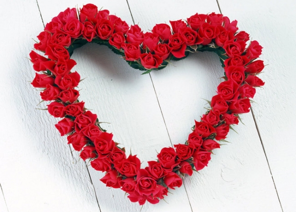 Στεφάνι καρδιά με κόκκινα τριαντάφυλλα