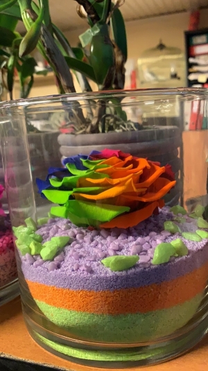 Multicolor forever rose xxlarge σε γυάλα με διακοσμητική άμμο στην Κέντια